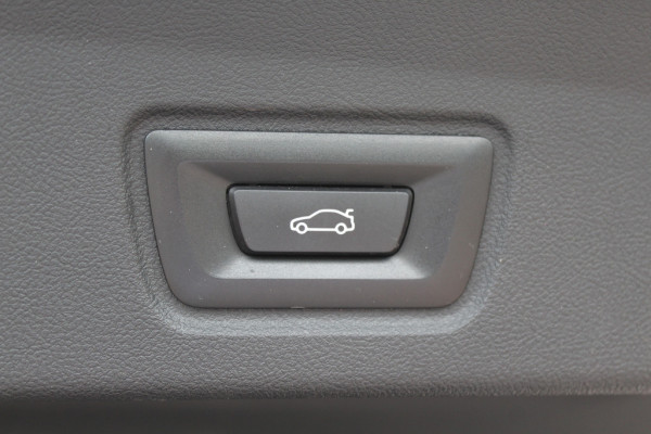 BMW i4 eDrive40 High Executive 84 kWh / Trekhaak / 360Camera / Head-up / Leder / 19'' / Navigatie / Stoelverwarming / DAB / Cruise Control