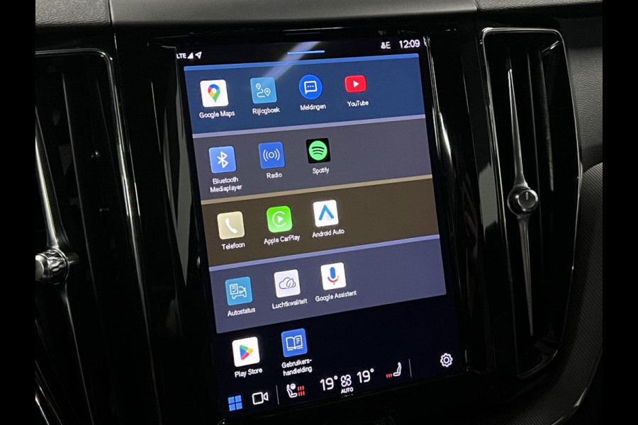 Volvo XC60 2.0 T6 Plug-in hybrid AWD Plus Dark Trekhaak | Open dak | 360 camera | Stuur-/stoelverwarming | Memory | Carplay | Harman/Kardon