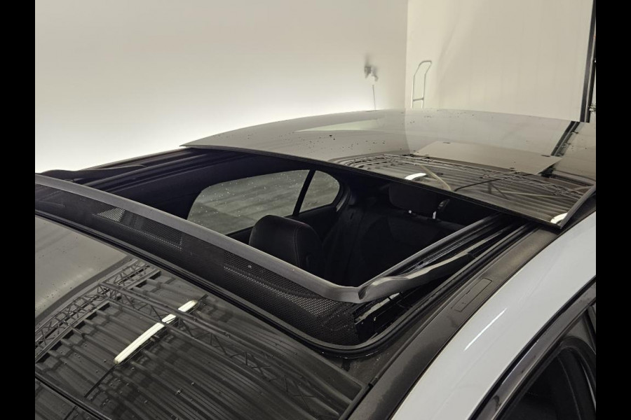 Mercedes-Benz A-Klasse 180 Business Solution AMG | Panoramadak | Stoelverwarming | Camera | Navigatie | Apple Carplay | Keyless | Cruise Control | DAB |