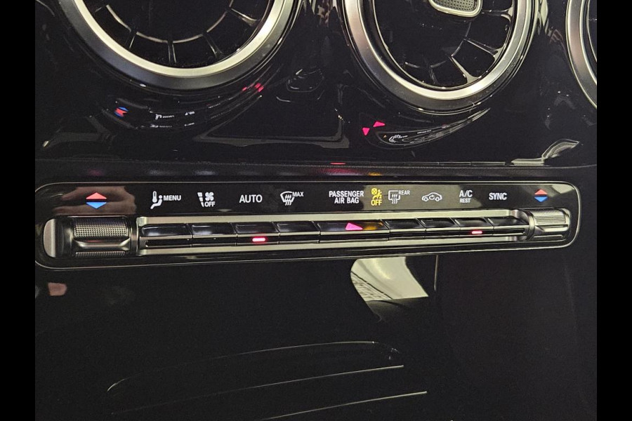 Mercedes-Benz A-Klasse 180 Business Solution AMG | Panoramadak | Stoelverwarming | Camera | Navigatie | Apple Carplay | Keyless | Cruise Control | DAB |