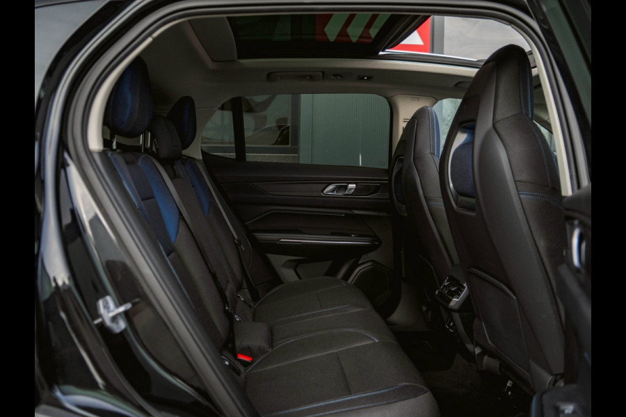 Lynk & Co 01 1.5 Black Edition Panoramadak/360° Camera/ACC/Stoelverwarming