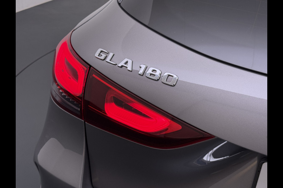 Mercedes-Benz GLA 180 AMG // Camera // Elek. Achterklep // Sfeerverlichting // Night pakket // 19" AMG Velgen // LED