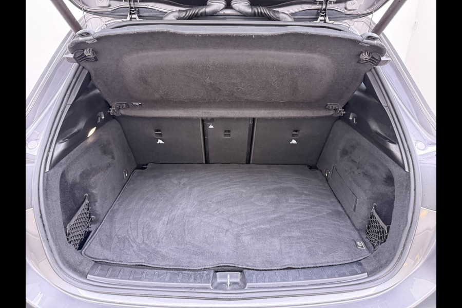 Mercedes-Benz GLA 180 AMG // Camera // Elek. Achterklep // Sfeerverlichting // Night pakket // 19" AMG Velgen // LED