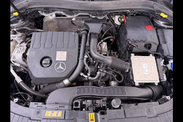 Mercedes-Benz GLA 180 AMG // Camera // Elek. Achterklep // Sfeerverlichting // Night pakket // 19" AMG Velgen // LED