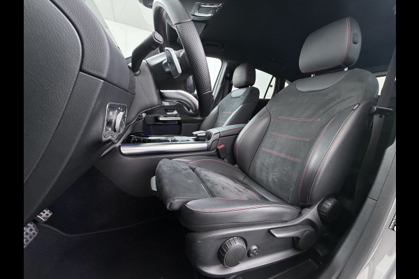 Mercedes-Benz GLA 180 AMG // Camera // Elek. Achterklep // Sfeerverlichting // Night pakket // 19" AMG Velgen // LED