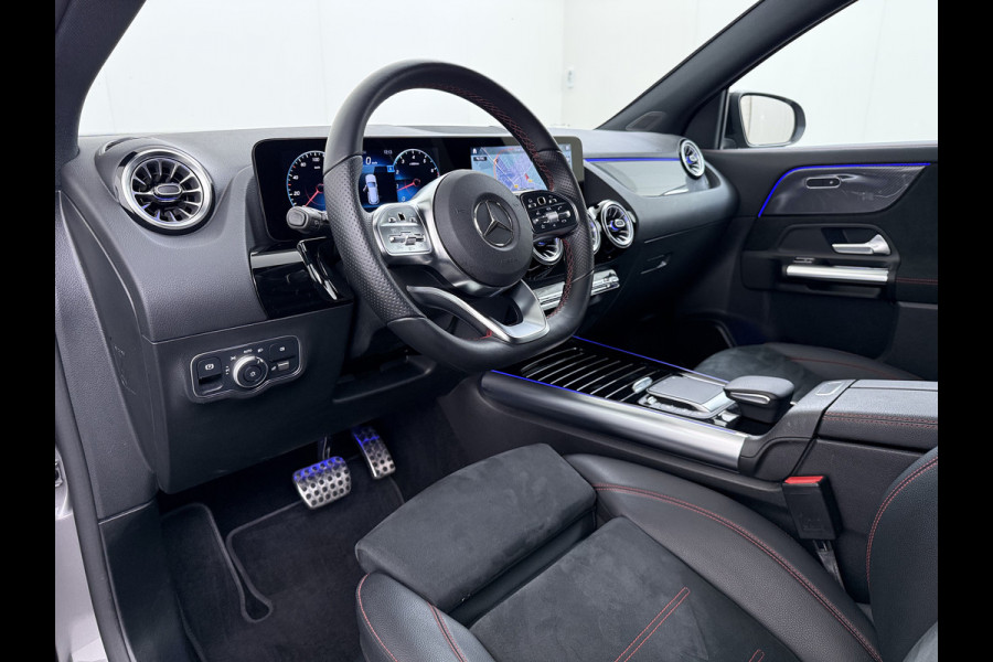 Mercedes-Benz GLA 180 AMG // Camera // Elek. Achterklep // Sfeerverlichting // Night pakket // 19" AMG Velgen // LED