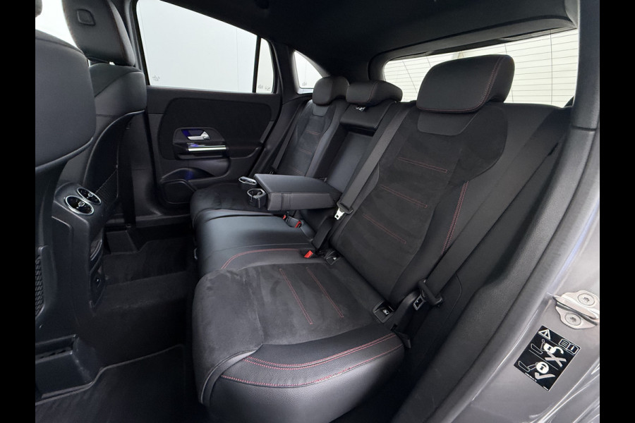 Mercedes-Benz GLA 180 AMG // Camera // Elek. Achterklep // Sfeerverlichting // Night pakket // 19" AMG Velgen // LED