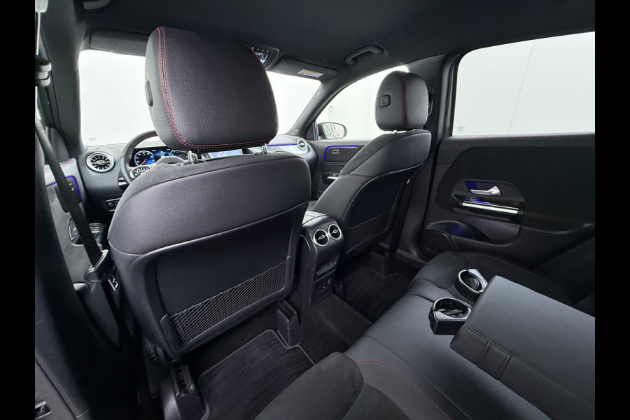 Mercedes-Benz GLA 180 AMG // Camera // Elek. Achterklep // Sfeerverlichting // Night pakket // 19" AMG Velgen // LED