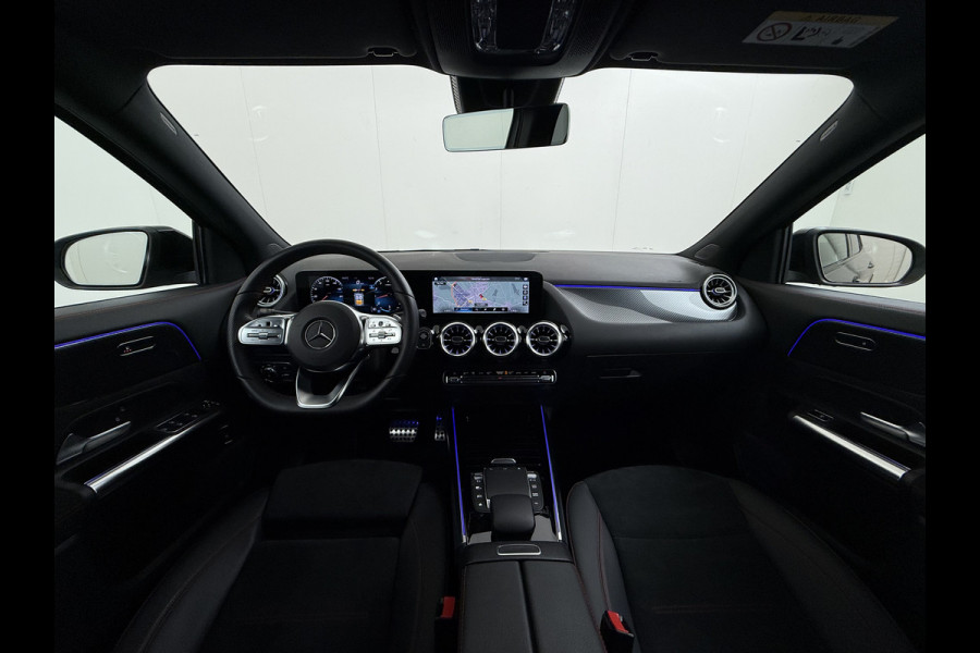 Mercedes-Benz GLA 180 AMG // Camera // Elek. Achterklep // Sfeerverlichting // Night pakket // 19" AMG Velgen // LED