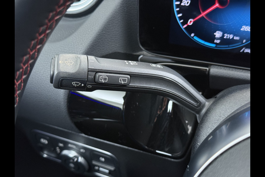 Mercedes-Benz GLA 180 AMG // Camera // Elek. Achterklep // Sfeerverlichting // Night pakket // 19" AMG Velgen // LED