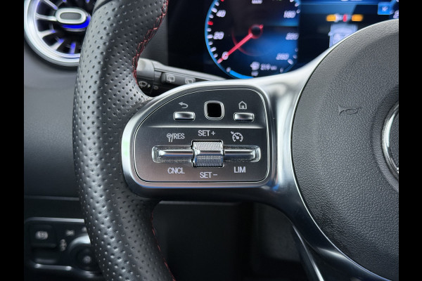 Mercedes-Benz GLA 180 AMG // Camera // Elek. Achterklep // Sfeerverlichting // Night pakket // 19" AMG Velgen // LED