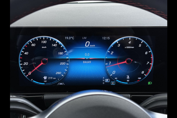 Mercedes-Benz GLA 180 AMG // Camera // Elek. Achterklep // Sfeerverlichting // Night pakket // 19" AMG Velgen // LED