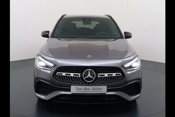 Mercedes-Benz GLA 180 AMG // Camera // Elek. Achterklep // Sfeerverlichting // Night pakket // 19" AMG Velgen // LED