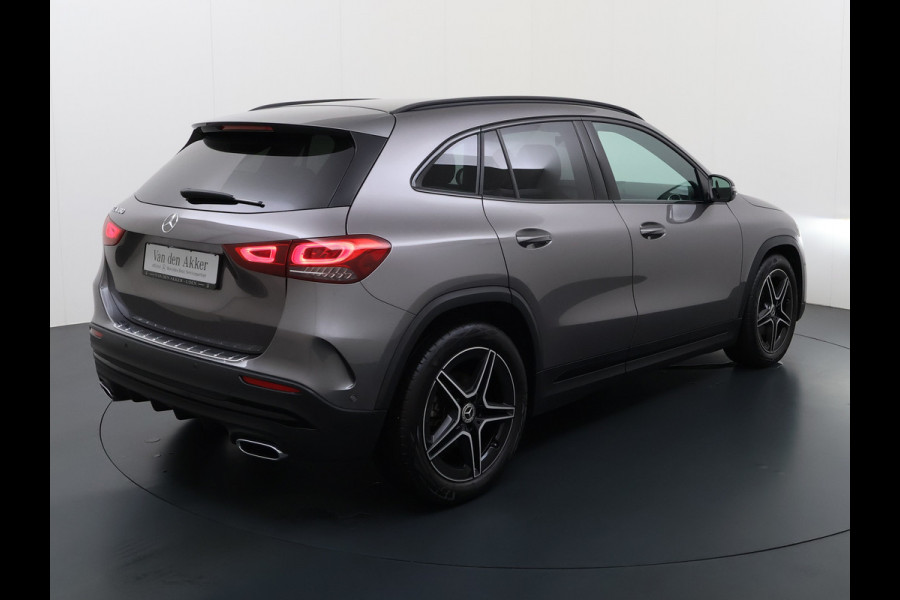 Mercedes-Benz GLA 180 AMG // Camera // Elek. Achterklep // Sfeerverlichting // Night pakket // 19" AMG Velgen // LED