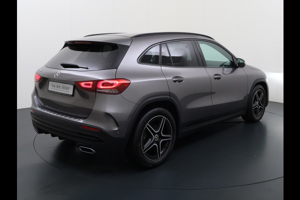 Mercedes-Benz GLA 180 AMG // Camera // Elek. Achterklep // Sfeerverlichting // Night pakket // 19" AMG Velgen // LED