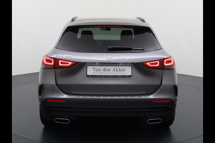 Mercedes-Benz GLA 180 AMG // Camera // Elek. Achterklep // Sfeerverlichting // Night pakket // 19" AMG Velgen // LED