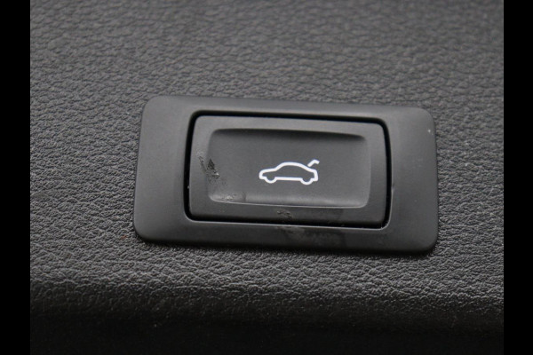 Audi A4 40 TFSI Launch edition Sport | Panoramadak | Trekhaak | Sportstoelen | DAB | Carplay | Virtual Cockpit | Half leder | Full LED | Navigatie | Parkeerhulp | Sportstuur | S Line