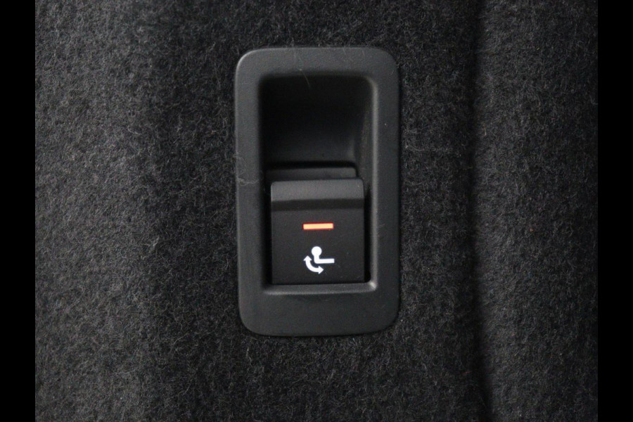 Audi A4 40 TFSI Launch edition Sport | Panoramadak | Trekhaak | Sportstoelen | DAB | Carplay | Virtual Cockpit | Half leder | Full LED | Navigatie | Parkeerhulp | Sportstuur | S Line