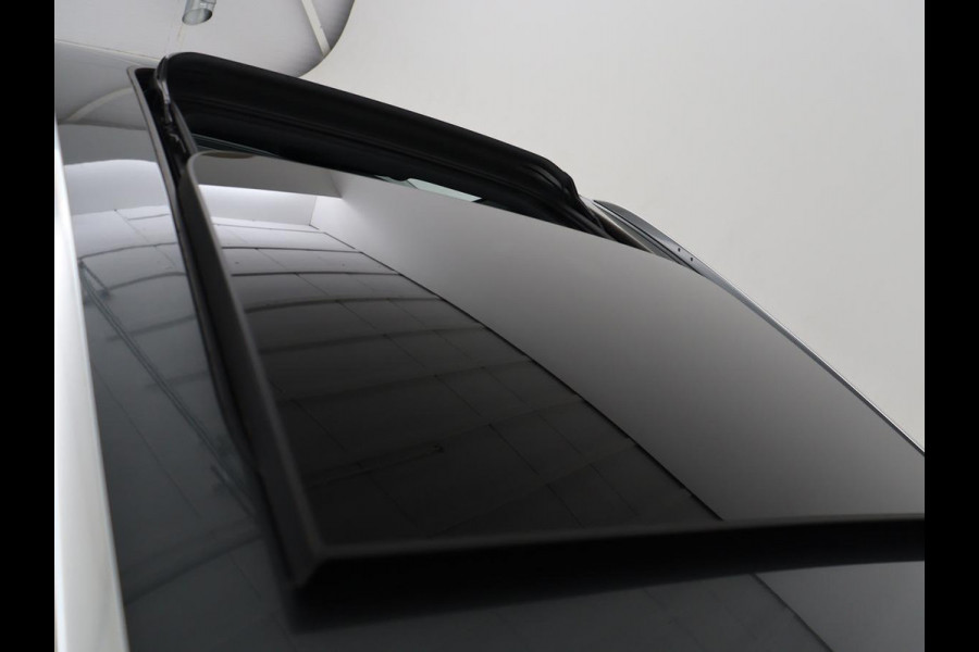 Audi A4 40 TFSI Launch edition Sport | Panoramadak | Trekhaak | Sportstoelen | DAB | Carplay | Virtual Cockpit | Half leder | Full LED | Navigatie | Parkeerhulp | Sportstuur | S Line
