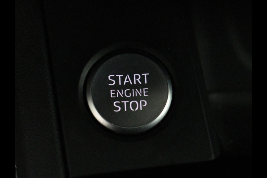 Audi A4 40 TFSI Launch edition Sport | Panoramadak | Trekhaak | Sportstoelen | DAB | Carplay | Virtual Cockpit | Half leder | Full LED | Navigatie | Parkeerhulp | Sportstuur | S Line