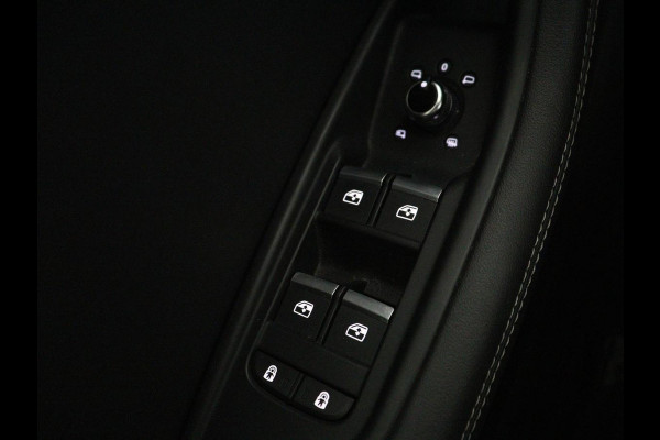 Audi A4 40 TFSI Launch edition Sport | Panoramadak | Trekhaak | Sportstoelen | DAB | Carplay | Virtual Cockpit | Half leder | Full LED | Navigatie | Parkeerhulp | Sportstuur | S Line