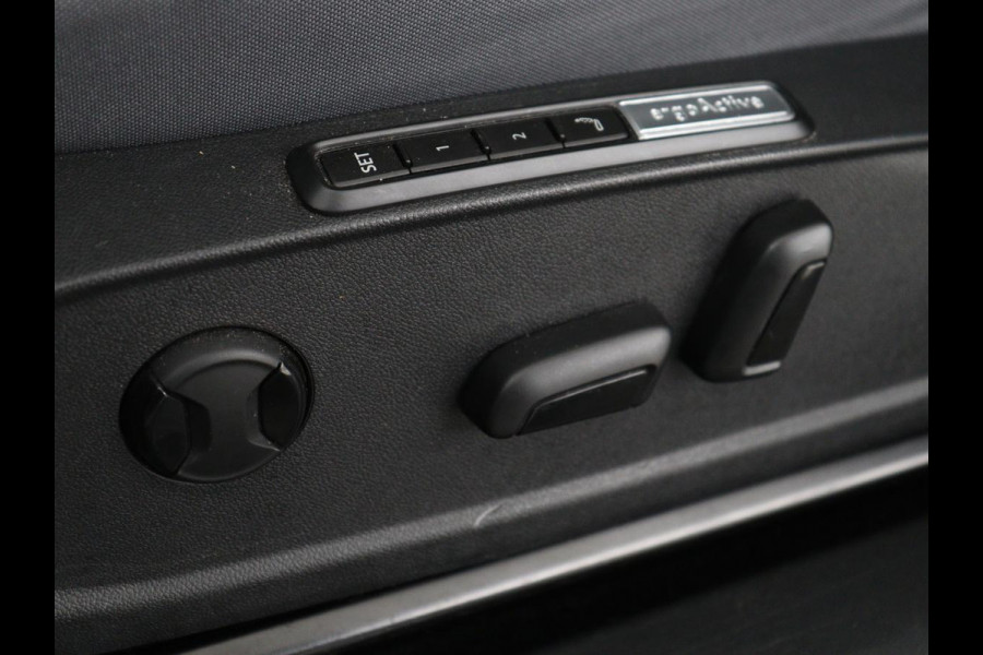 Volkswagen ID.4 First Max 77 kWh | Panoramadak | Head-Up | 360 Camera | Stoelverwarming | Matrix LED | Sfeerverlichting | Keyless | Adaptive cruise | Navigatie | Carplay | Half leder | Memory