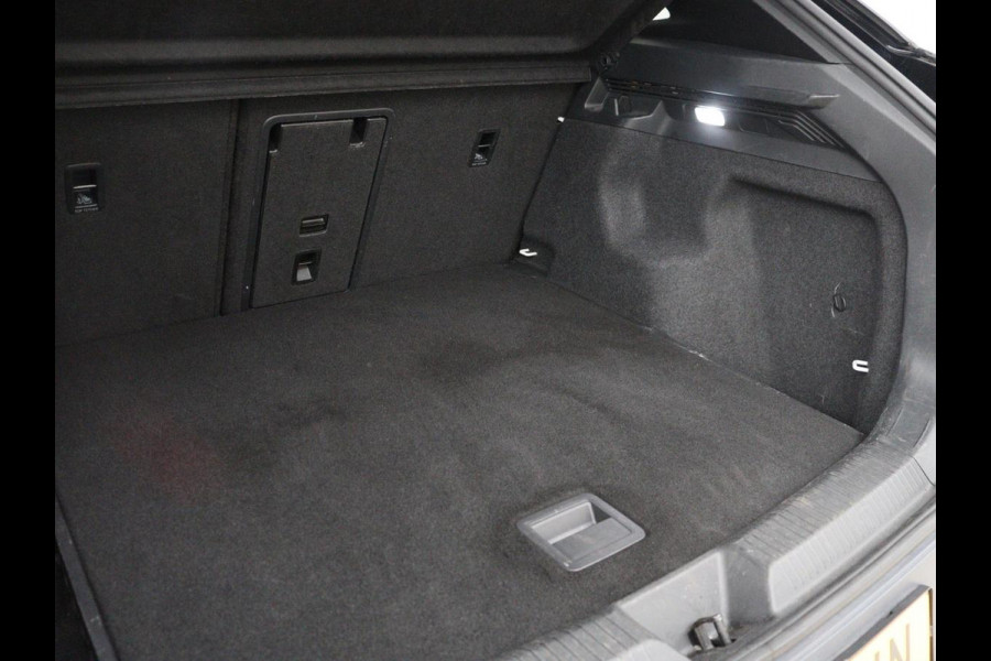 Volkswagen ID.4 First Max 77 kWh | Panoramadak | Head-Up | 360 Camera | Stoelverwarming | Matrix LED | Sfeerverlichting | Keyless | Adaptive cruise | Navigatie | Carplay | Half leder | Memory