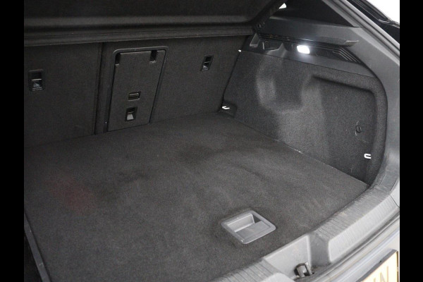 Volkswagen ID.4 First Max 77 kWh | Panoramadak | Head-Up | 360 Camera | Stoelverwarming | Matrix LED | Sfeerverlichting | Keyless | Adaptive cruise | Navigatie | Carplay | Half leder | Memory