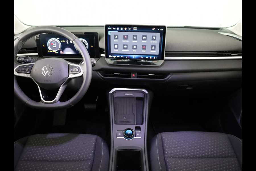 Volkswagen T-Roc Life First Edition 1.5 eTSI 85 kW / 116 PK SUV 7 v