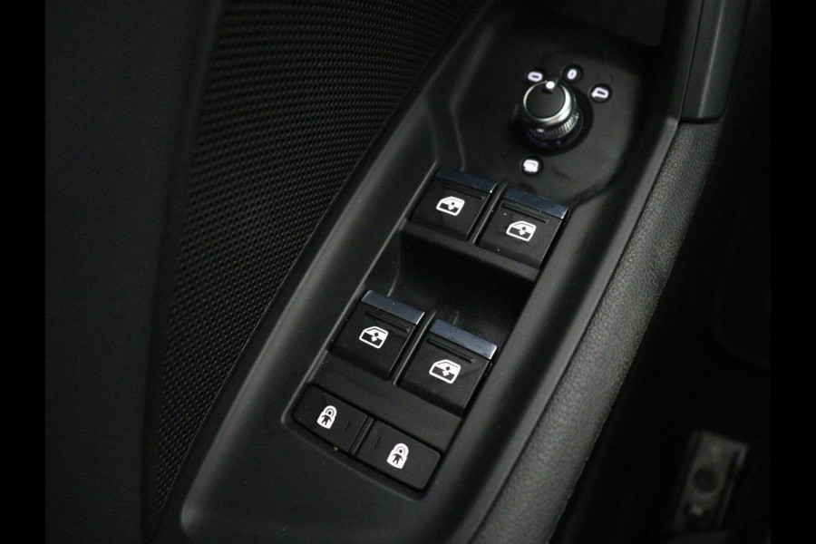 Audi A3 30 TFSI S edition | Panoramadak | Sportstoelen | Virtual Cockpit | Carplay | Half leder | Full LED | Parkeerhulp | Cruise control | Bluetooth | Climate control | Navigatie | S Line