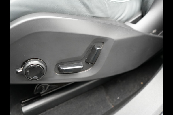 Volvo XC60 T6 AWD R-Design Plug In Hybrid 350pk Dealer O.H. PHEV | Trekhaak Af Fabriek | Panodak | Adaptive Cruise | Harman / Kardon | Lederen Sportstoelen Memory & Verwarmd | Google Assistent | Stuur Verwarmd | Keyless | Apple Carplay | DAB |