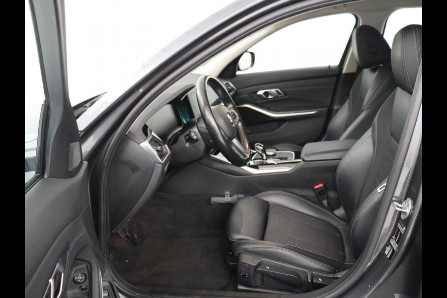 BMW 3 Serie Touring 318i Sport Line | Sportstoelen | Half leder | Live Cockpit | Carplay | Navigatie | Sfeerverlichting | Parkeerhulp | Climate control | Bluetooth | Cruise control