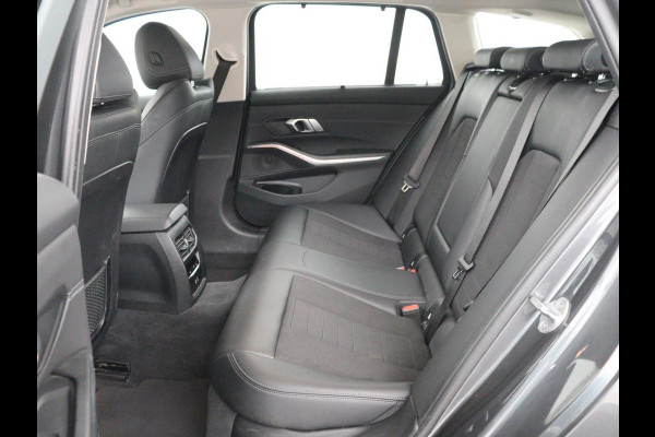 BMW 3 Serie Touring 318i Sport Line | Sportstoelen | Half leder | Live Cockpit | Carplay | Navigatie | Sfeerverlichting | Parkeerhulp | Climate control | Bluetooth | Cruise control