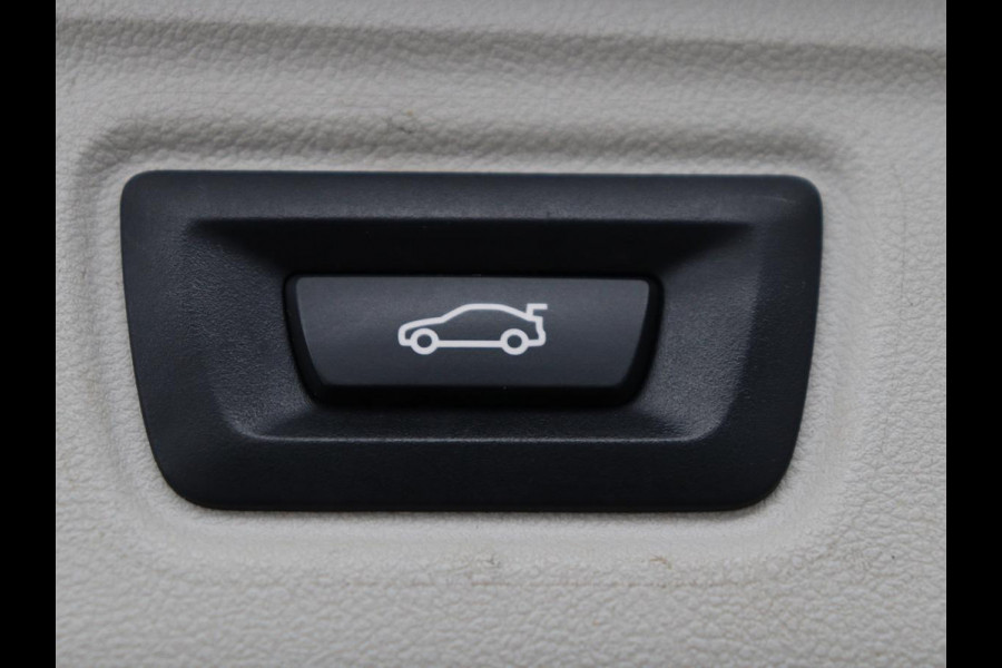 BMW 3 Serie Touring 318i Sport Line | Sportstoelen | Half leder | Live Cockpit | Carplay | Navigatie | Sfeerverlichting | Parkeerhulp | Climate control | Bluetooth | Cruise control