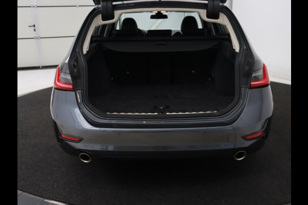 BMW 3 Serie Touring 318i Sport Line | Sportstoelen | Half leder | Live Cockpit | Carplay | Navigatie | Sfeerverlichting | Parkeerhulp | Climate control | Bluetooth | Cruise control