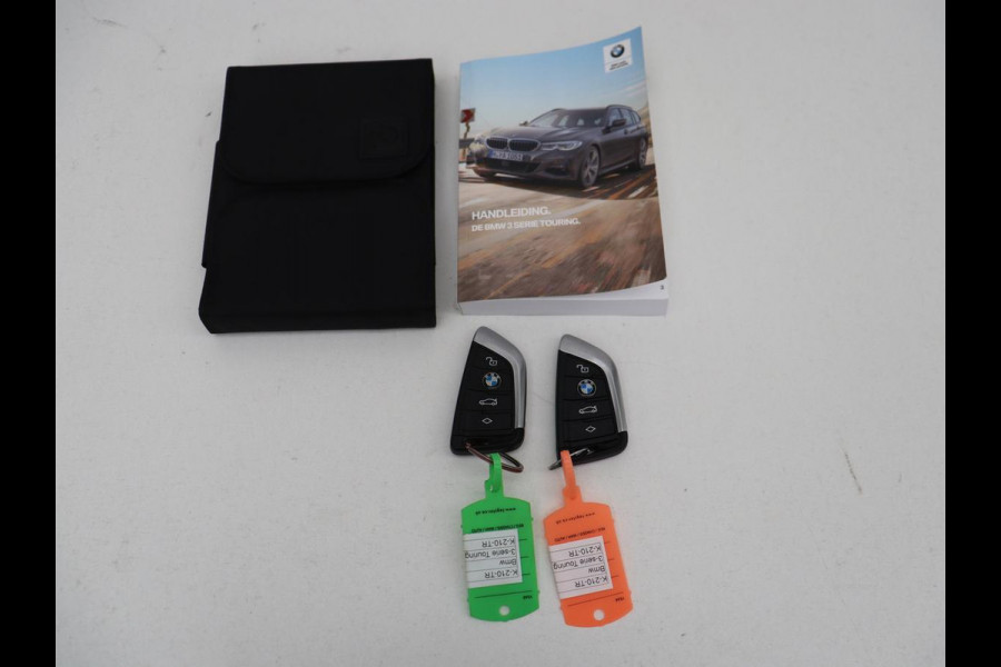 BMW 3 Serie Touring 318i Sport Line | Sportstoelen | Half leder | Live Cockpit | Carplay | Navigatie | Sfeerverlichting | Parkeerhulp | Climate control | Bluetooth | Cruise control