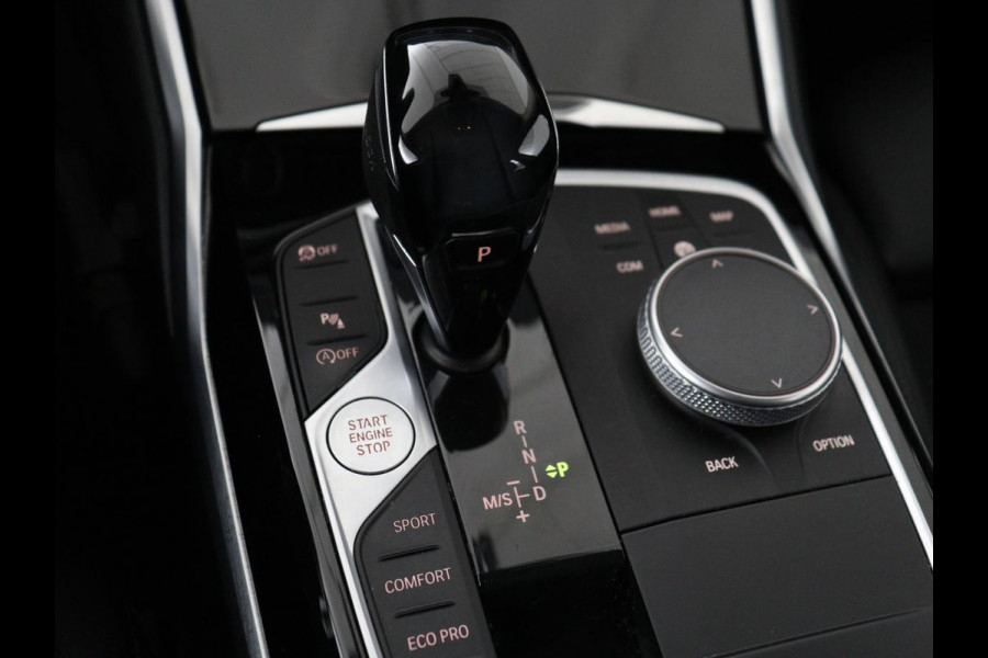 BMW 3 Serie Touring 318i Sport Line | Sportstoelen | Half leder | Live Cockpit | Carplay | Navigatie | Sfeerverlichting | Parkeerhulp | Climate control | Bluetooth | Cruise control
