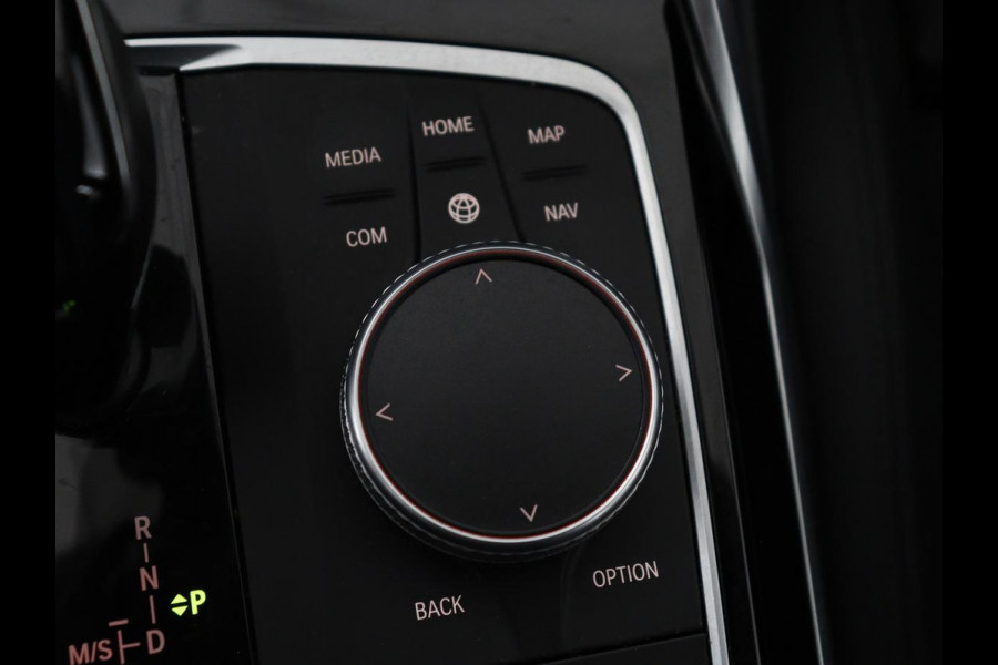 BMW 3 Serie Touring 318i Sport Line | Sportstoelen | Half leder | Live Cockpit | Carplay | Navigatie | Sfeerverlichting | Parkeerhulp | Climate control | Bluetooth | Cruise control