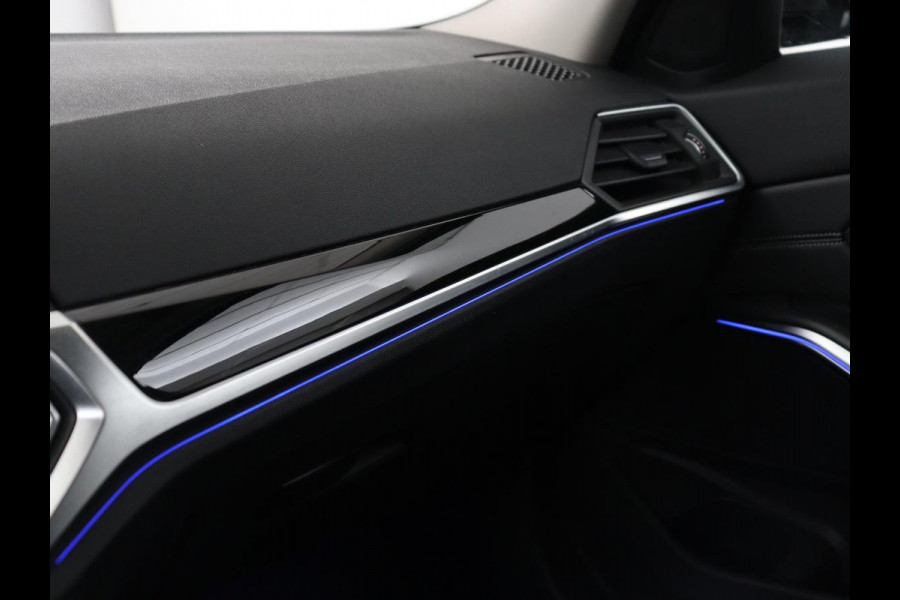 BMW 3 Serie Touring 318i Sport Line | Sportstoelen | Half leder | Live Cockpit | Carplay | Navigatie | Sfeerverlichting | Parkeerhulp | Climate control | Bluetooth | Cruise control