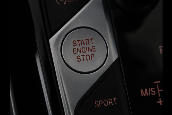 BMW 3 Serie Touring 318i Sport Line | Sportstoelen | Half leder | Live Cockpit | Carplay | Navigatie | Sfeerverlichting | Parkeerhulp | Climate control | Bluetooth | Cruise control
