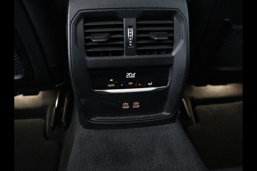 BMW 3 Serie Touring 318i Sport Line | Sportstoelen | Half leder | Live Cockpit | Carplay | Navigatie | Sfeerverlichting | Parkeerhulp | Climate control | Bluetooth | Cruise control