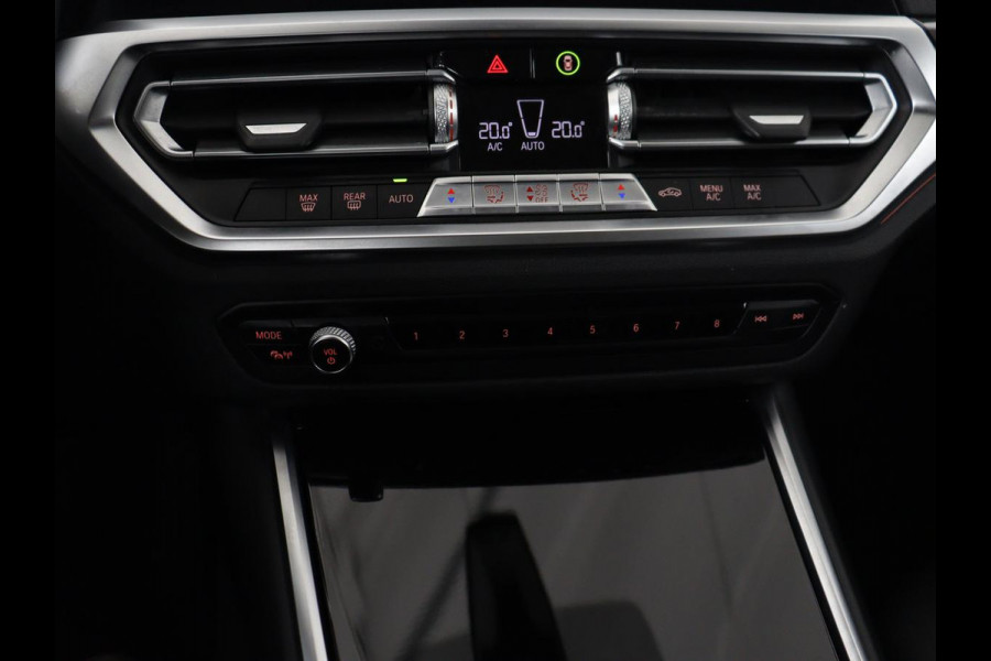 BMW 3 Serie Touring 318i Sport Line | Sportstoelen | Half leder | Live Cockpit | Carplay | Navigatie | Sfeerverlichting | Parkeerhulp | Climate control | Bluetooth | Cruise control