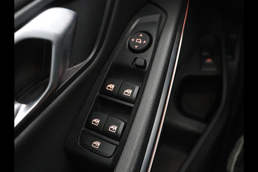 BMW 3 Serie Touring 318i Sport Line | Sportstoelen | Half leder | Live Cockpit | Carplay | Navigatie | Sfeerverlichting | Parkeerhulp | Climate control | Bluetooth | Cruise control
