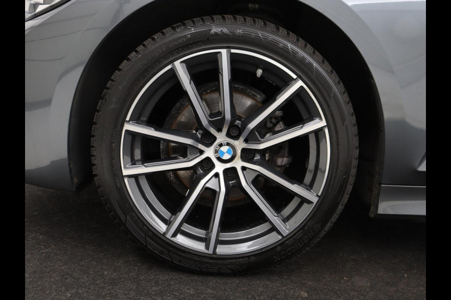 BMW 3 Serie Touring 318i Sport Line | Sportstoelen | Half leder | Live Cockpit | Carplay | Navigatie | Sfeerverlichting | Parkeerhulp | Climate control | Bluetooth | Cruise control