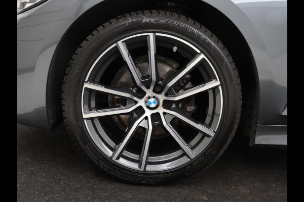 BMW 3 Serie Touring 318i Sport Line | Sportstoelen | Half leder | Live Cockpit | Carplay | Navigatie | Sfeerverlichting | Parkeerhulp | Climate control | Bluetooth | Cruise control