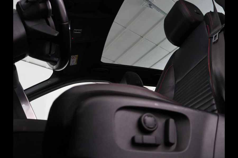 Land Rover Discovery Sport P300e 1.5 R-Dynamic SE | Panoramadak | Head-Up | Leder | Trekhaak | Matrix LED | Stoelverwarming | Keyless | Park Assist | Carplay | Navigatie | Memory | PHEV | Plug In
