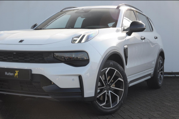 Lynk & Co 01 276PK Automaat Core / Adaptieve cruise control / Stoel - en stuurwielverarming / Parkeersensoren met camera / Apple carplay / Trekhaak / Metallic lak / 19" lichtmetalen velgen