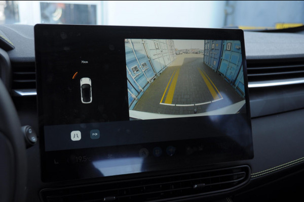 Lynk & Co 01 276PK Automaat Core / Adaptieve cruise control / Stoel - en stuurwielverarming / Parkeersensoren met camera / Apple carplay / Trekhaak / Metallic lak / 19" lichtmetalen velgen