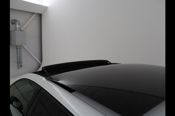 Volkswagen Golf 1.4 eHybrid GTE | Panoramadak | Stoelverwarming | Adaptive cruise | Carplay | Sfeerverlichting | Keyless | 18'' | Navigatie | Sportstoelen | Parkeerhulp | PHEV | Plug In