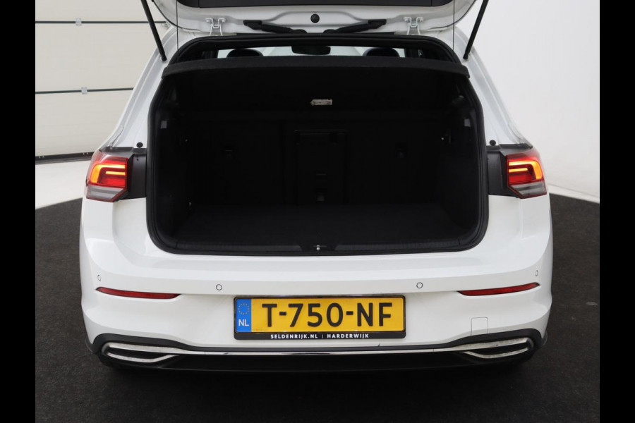 Volkswagen Golf 1.4 eHybrid GTE | Panoramadak | Stoelverwarming | Adaptive cruise | Carplay | Sfeerverlichting | Keyless | 18'' | Navigatie | Sportstoelen | Parkeerhulp | PHEV | Plug In